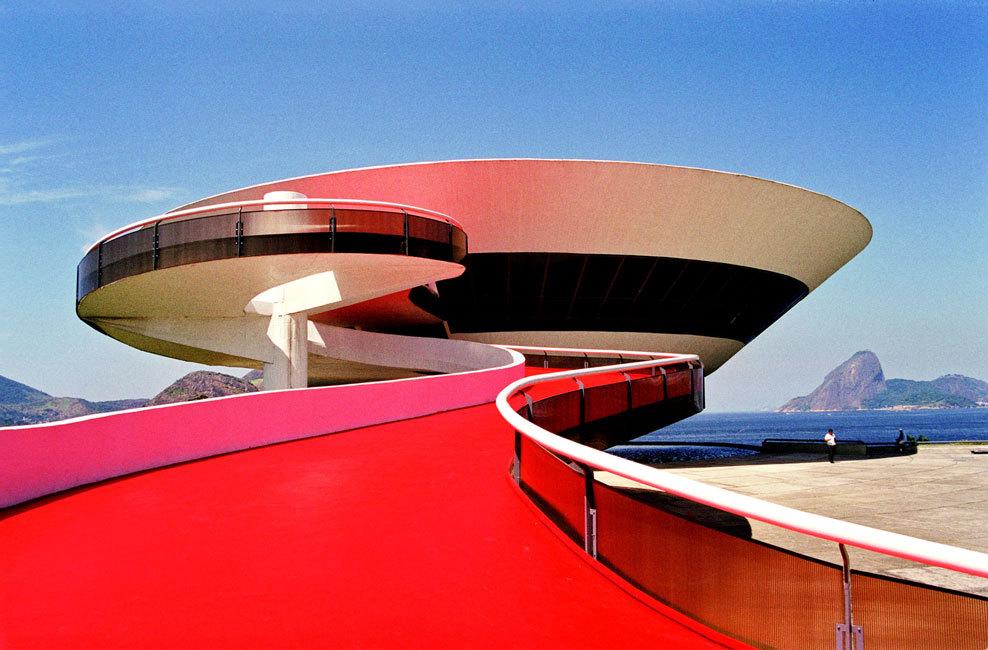 Museum of Contemporary Art in Niterói with red ramp